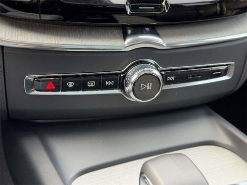 Certified 2025 Volvo XC60 B5 Plus image 28
