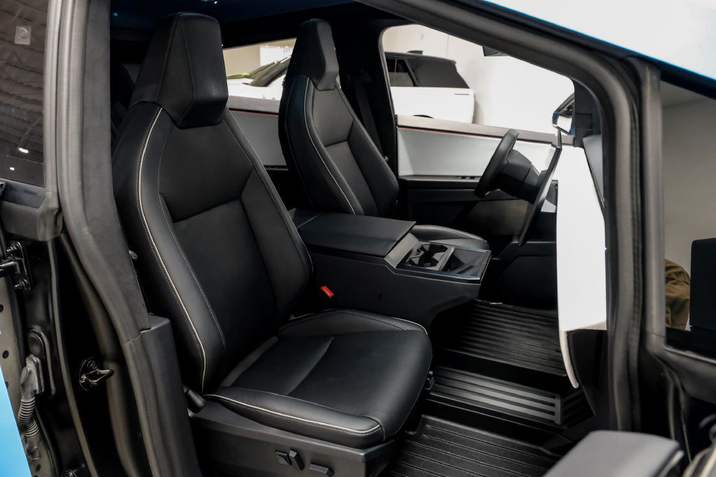 Used 2024 Tesla Cybertruck AWD Crew Cab image 34