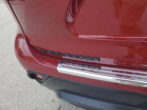 Certified 2024 Toyota Highlander XLE AWD/4WD image 7