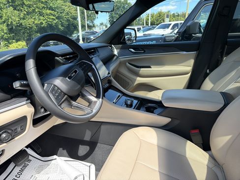 Certified 2024 Jeep Grand Cherokee L Limited w/ Luxury Tech Group II AWD/4WD image 17