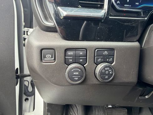 Used 2024 Chevrolet Silverado 1500 LT Trail Boss w/ Convenience Package II AWD/4WD image 22
