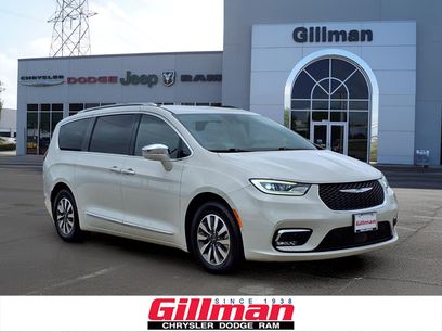 Used 2021 Chrysler Pacifica Limited w/ Uconnect Theater Family Group