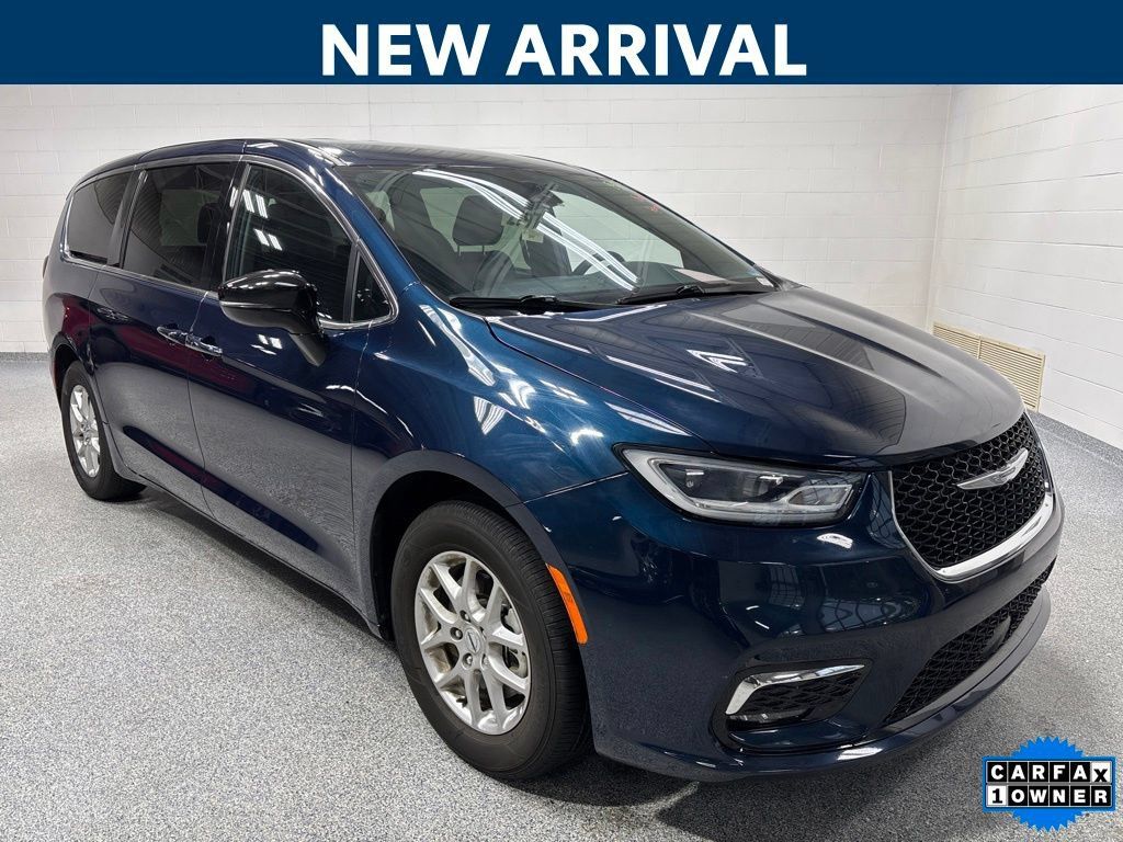 Used 2025 Chrysler Pacifica Select FWD image 1