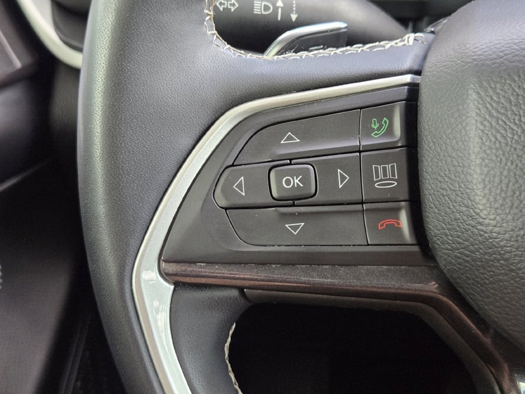 Used 2023 Jeep Grand Cherokee Laredo w/ Luxury Tech Group I AWD/4WD image 29