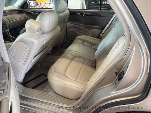 Used 2004 Cadillac De Ville DTS w/ Equipment Group FWD image 10