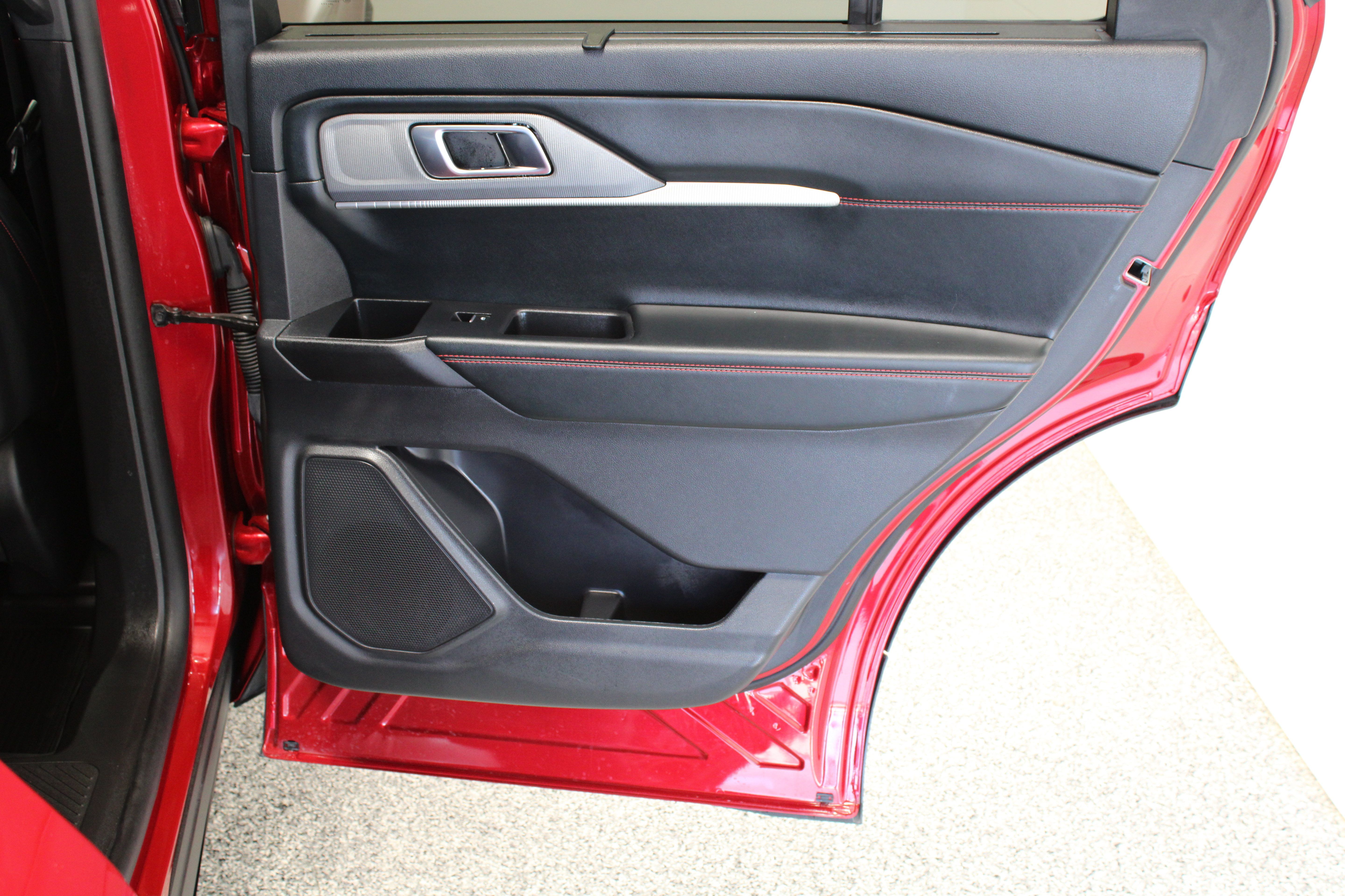 Used 2025 Ford Explorer ST-Line w/ Premium Package RWD image 35