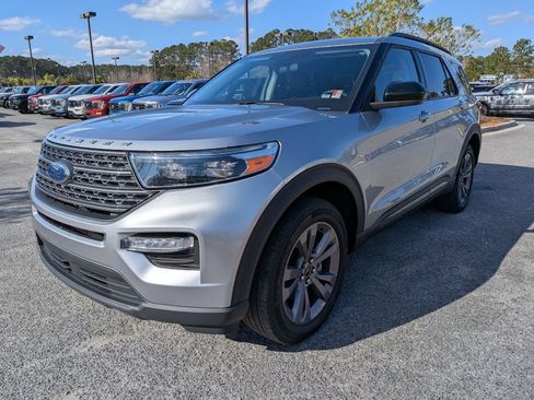 Certified 2022 Ford Explorer XLT w/ Equipment Group 202A image 8