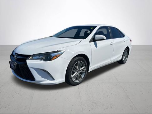 Used 2017 Toyota Camry SE image 2