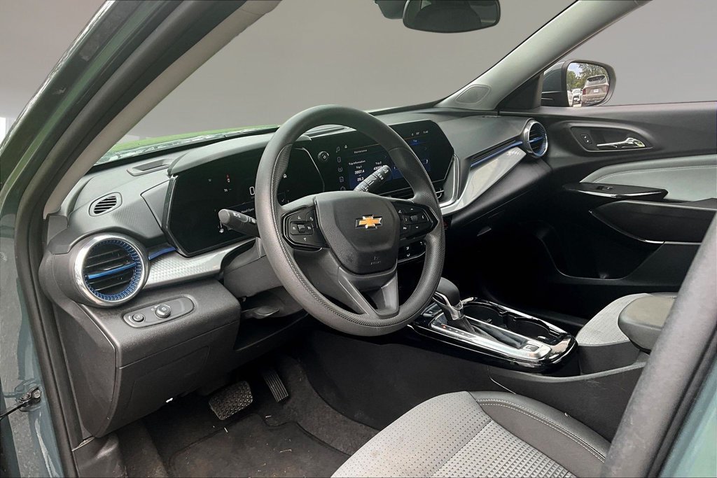 Used 2025 Chevrolet Trax LT FWD image 15