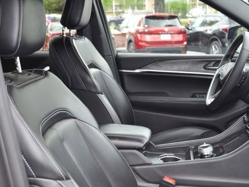 Used 2024 Jeep Grand Cherokee Limited image 22