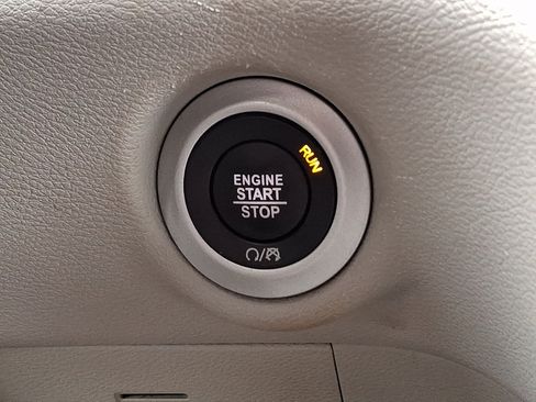 Used 2023 Chrysler Pacifica Touring-L FWD image 21