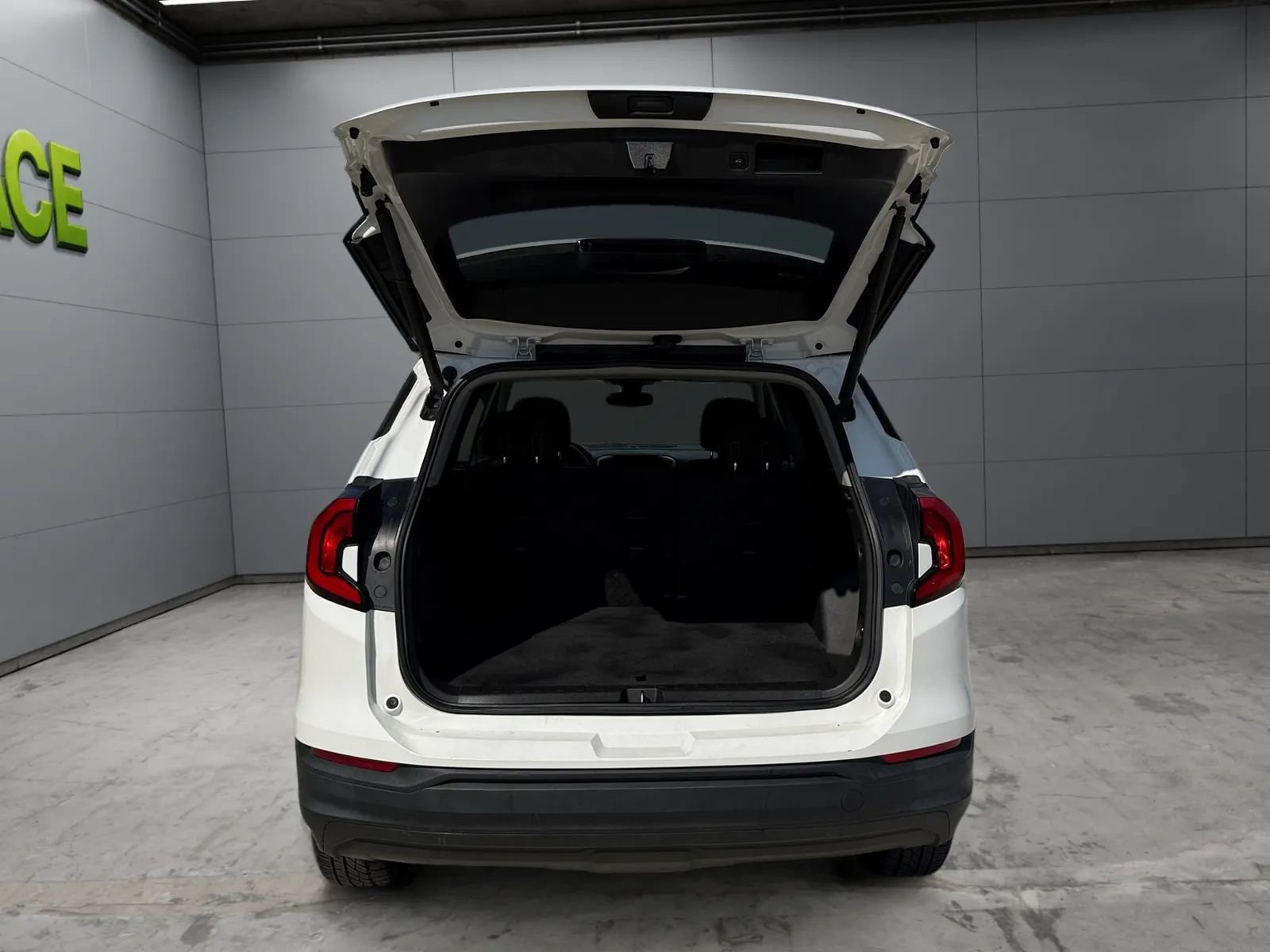 Used 2020 GMC Terrain SLE w/ Driver Convenience Package AWD/4WD image 9