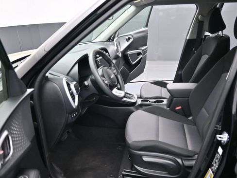 Used 2025 Kia Soul LX w/ LX Technology Package FWD image 28