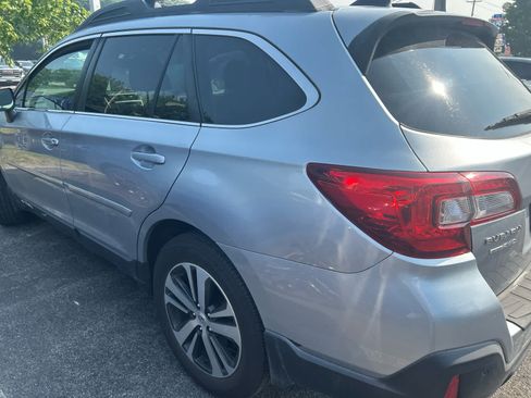 Used 2018 Subaru Outback 2.5i Limited AWD/4WD image 3