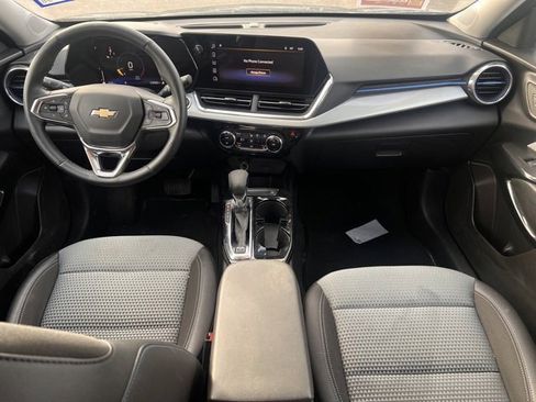 Used 2025 Chevrolet Trax LT w/ LT Convenience Package image 12