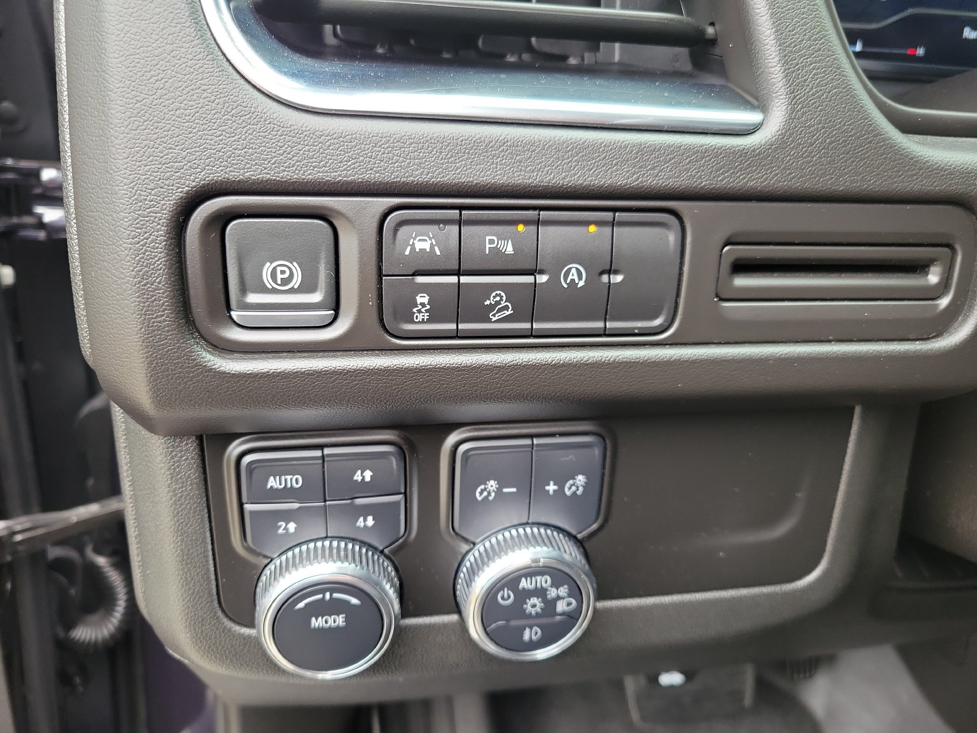 Used 2024 GMC Yukon AT4 AWD/4WD image 29