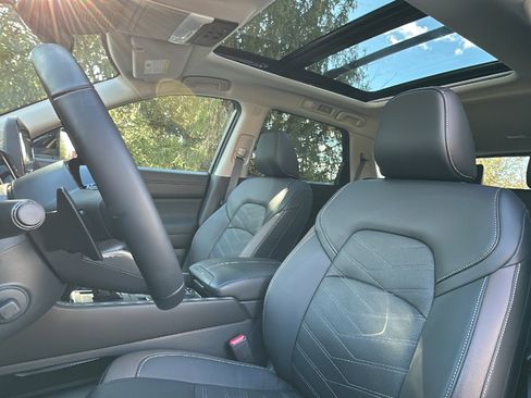 Used 2025 Nissan Pathfinder Platinum image 13