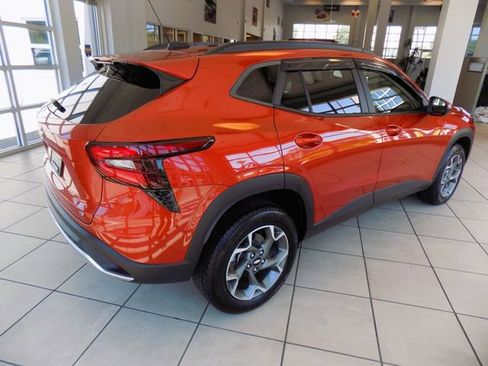 Used 2024 Chevrolet Trax LT w/ Driver Confidence Package FWD image 8