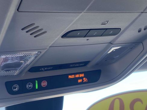 Used 2020 Chevrolet Equinox LT w/ Driver Convenience Package image 18