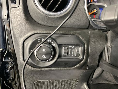 Used 2020 Jeep Gladiator Overland AWD/4WD image 13