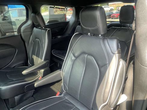 Used 2025 Chrysler Pacifica Limited FWD image 10