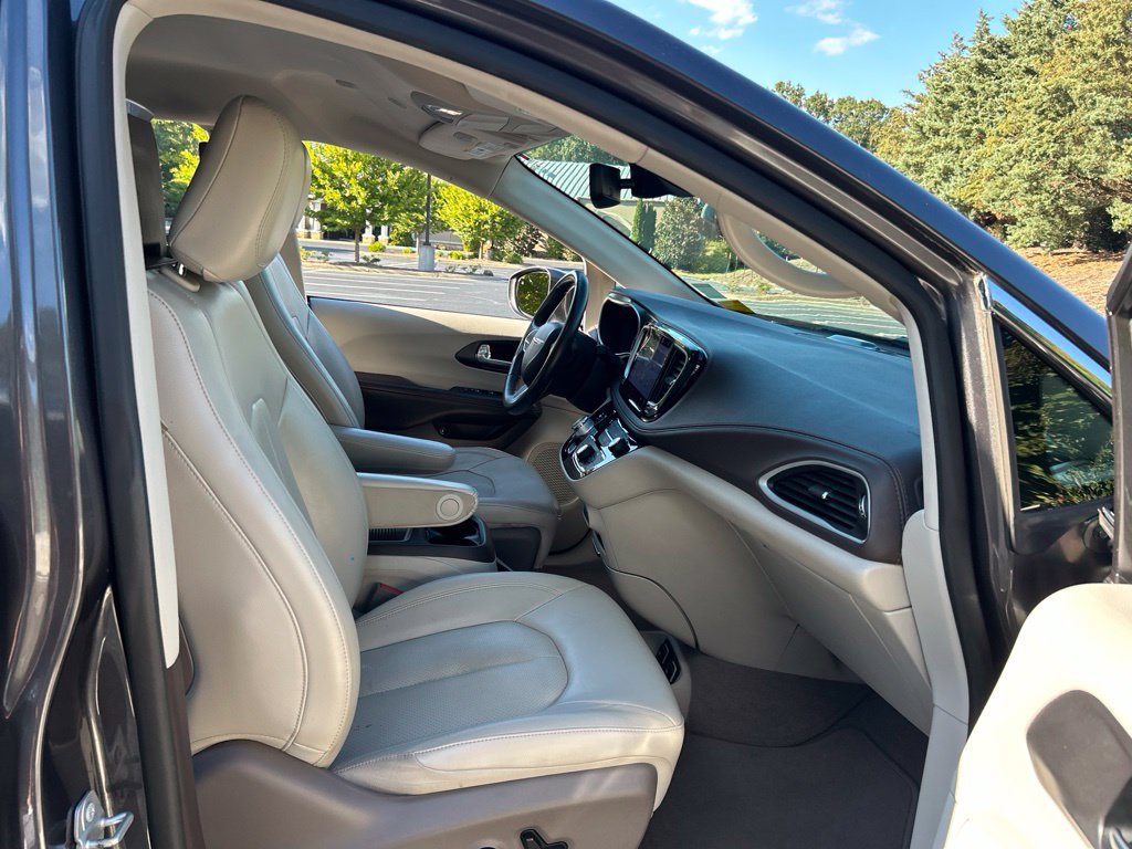 Used 2021 Chrysler Pacifica Touring-L w/ Uconnect Theater Family Group FWD image 55