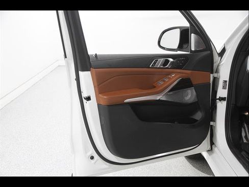 Used 2025 BMW X7 M60i AWD/4WD image 4
