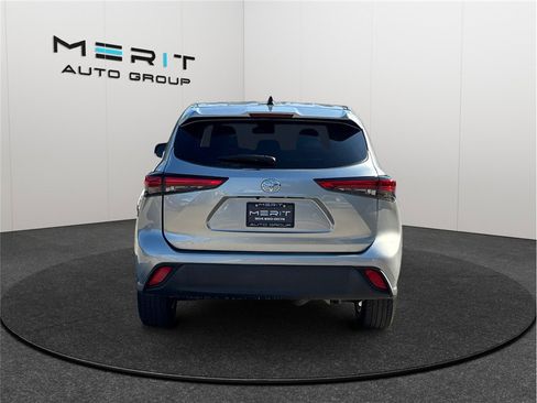 Used 2022 Toyota Highlander LE image 8