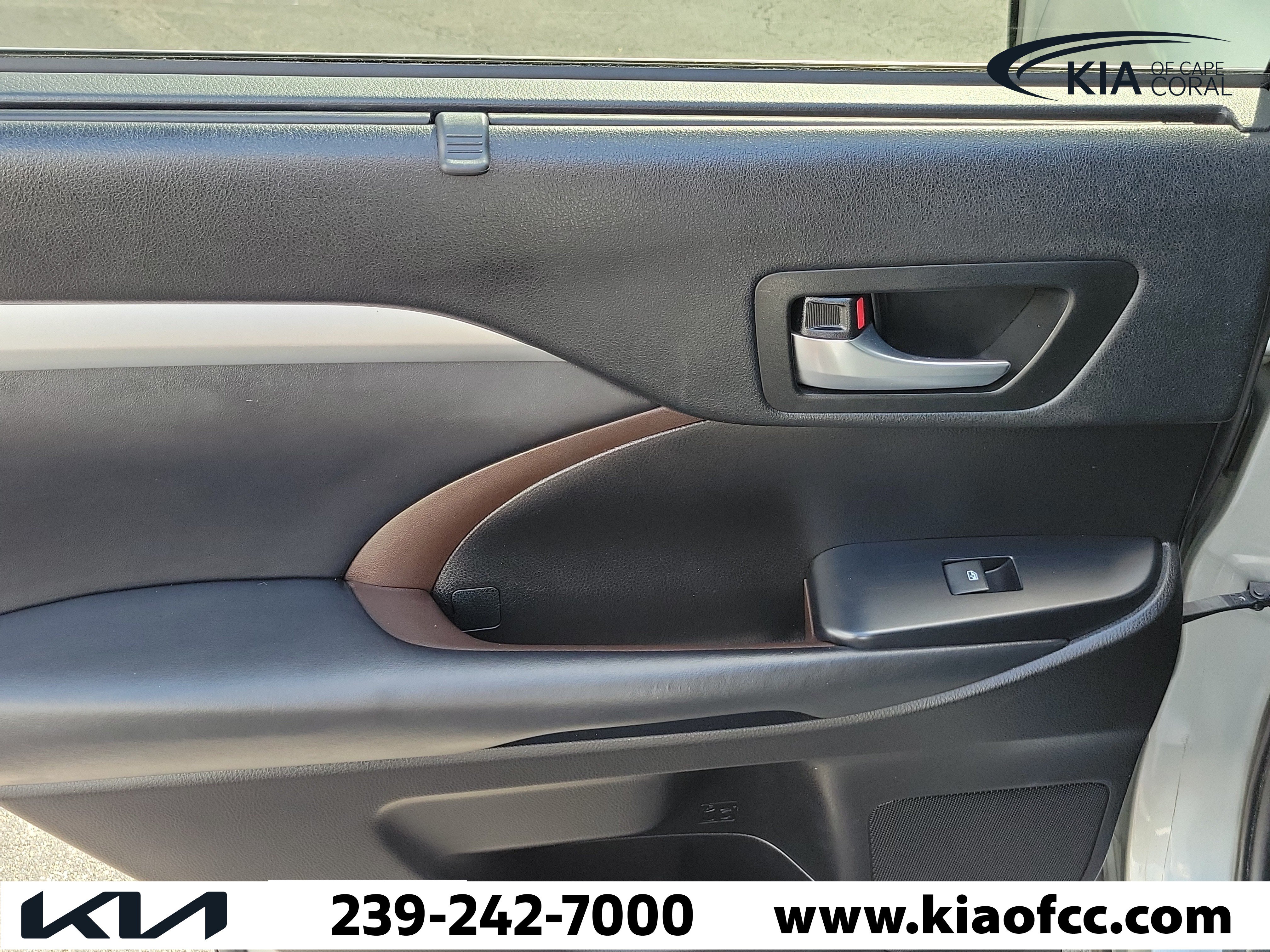 Used 2019 Toyota Highlander XLE FWD image 16