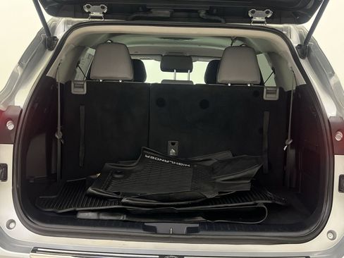 Used 2020 Toyota Highlander L image 24