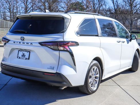Used 2023 Toyota Sienna XLE image 17