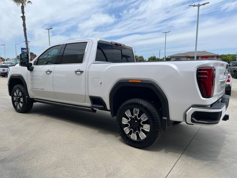 Used 2024 GMC Sierra 2500 Denali w/ Denali Reserve Package AWD/4WD image 3