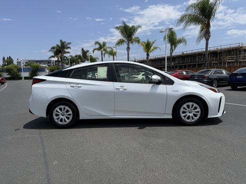 Certified 2022 Toyota Prius LE FWD image 6