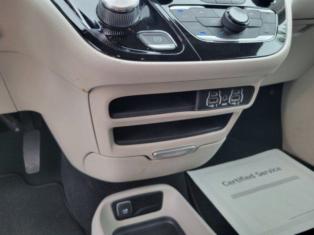 Used 2023 Chrysler Voyager LX FWD image 18