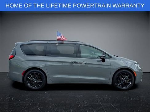 Used 2025 Chrysler Pacifica Limited FWD image 2