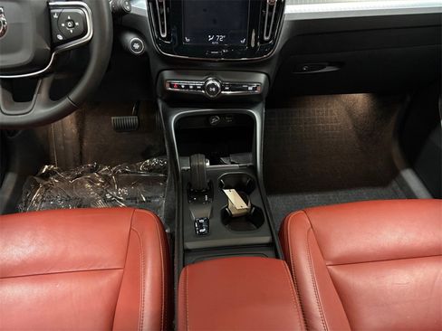 Used 2019 Volvo XC40 T4 Momentum image 23
