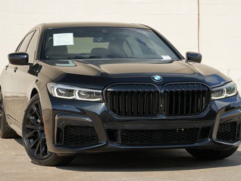 Used 2021 BMW 740i w/ M Sport Package RWD image 4