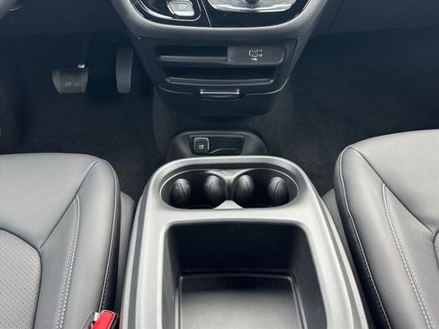 New 2026 Chrysler Pacifica Select AWD/4WD image 18