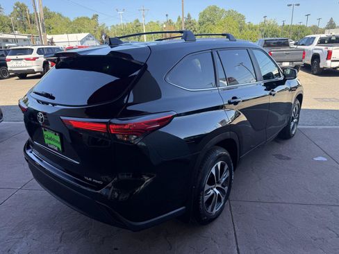Used 2023 Toyota Highlander XLE AWD/4WD image 6