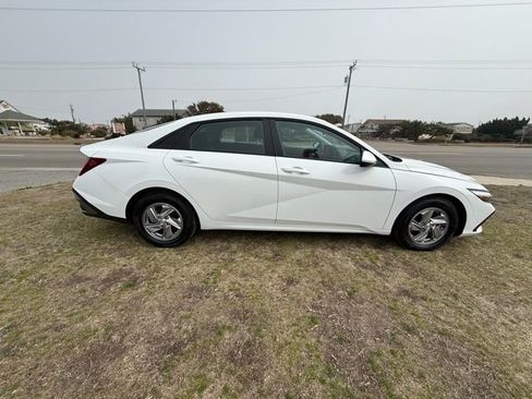 Used 2025 Hyundai Elantra SE image 8
