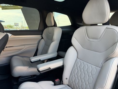 Used 2025 Volvo EX90 Ultra AWD/4WD image 33