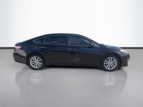 Used 2015 Toyota Avalon XLE Premium image 2