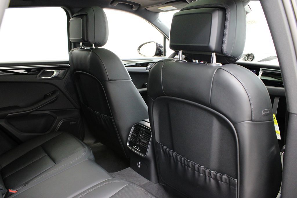 Certified 2025 Porsche Macan AWD/4WD image 26