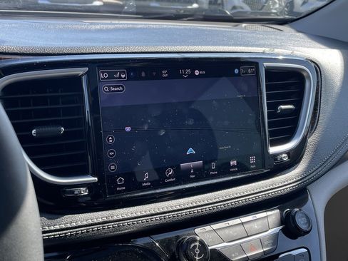 Used 2024 Chrysler Pacifica Limited image 16