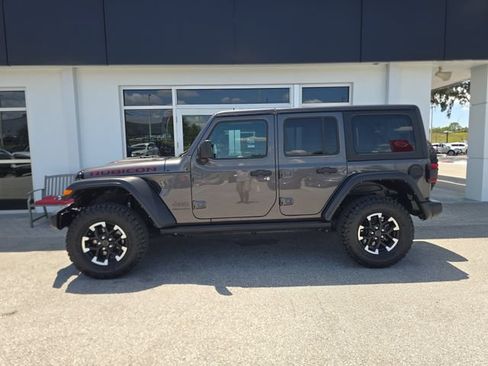 Used 2025 Jeep Wrangler Unlimited Rubicon AWD/4WD image 4