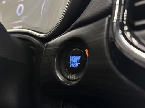 Used 2019 Jeep Grand Cherokee Altitude image 15