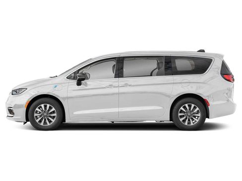 Used 2024 Chrysler Pacifica Premium image 3
