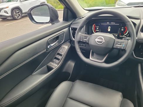 Used 2025 Nissan Rogue SL w/ SL Premium Package FWD image 15