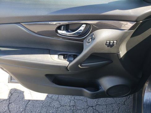 Used 2018 Nissan Rogue SV w/ Sun & Sound Touring Package image 11