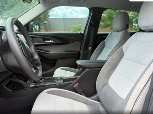 Used 2021 Chevrolet TrailBlazer LS FWD image 3
